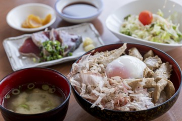 鰹漁師のレトロ温たま丼とかつおのたたきセット