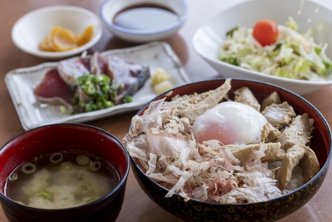 鰹漁師のレトロ温たま丼とかつおのたたきセット