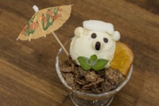 砂むしに埋もれたクマとパッションゼリー「砂クマちゃん」
