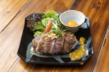 鹿児島黒牛のビフテキ フルーツソース添え