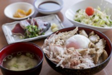 鰹漁師のレトロ温たま丼とかつおのたたきセット