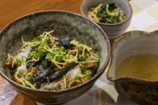 かつお出汁で食べるひつまぶし(旬野菜の和え物付き)