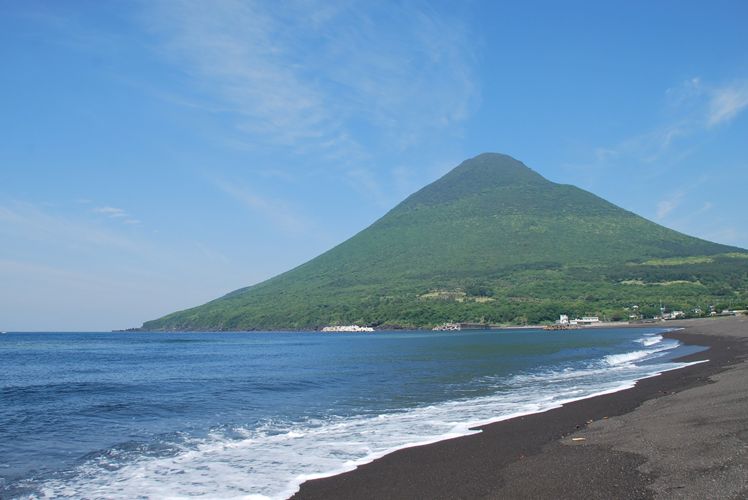 川尻海岸からの開聞岳2.jpg